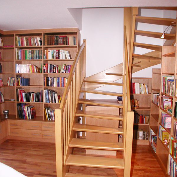 Regale und Holzstiege